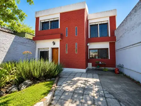 VENTA CASA 4 AMB CON PARQUE Y GARAGE EN BERNAL