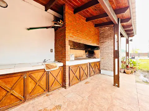 Casa en Venta de Dos Dormitorios, Quincho y Pileta en Alvear