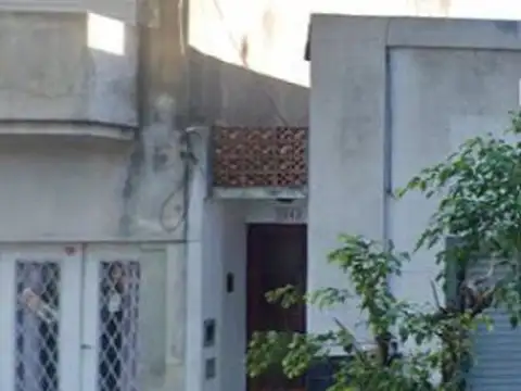 CASA UNICA EN PASILLO.  TRES DORMITORIOS, GALVEZ AL 1900. CONVERSABLE