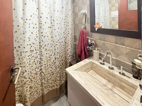 CASA EDIFICADA EN DOS PLANTAS CON PATIO Y TERRAZA EN EL BARRIO PIEDRABUENA