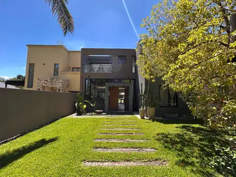 Venta casa 4 ambientes con pileta APTA CREDITO - Barrio Parque Pero
