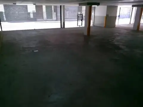 Excelente cochera Tacuari 600 super amplias