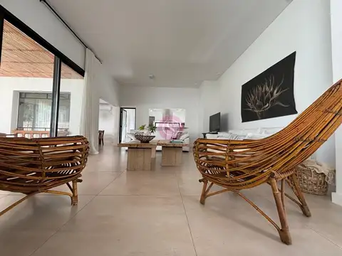 Casa en Alquiler con 4 cocheras