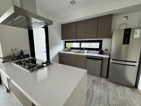 Casa 6 ambientes con 2 baños