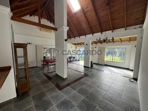 Casa de 4 ambientes, sauna, amplio jardín con piscina.