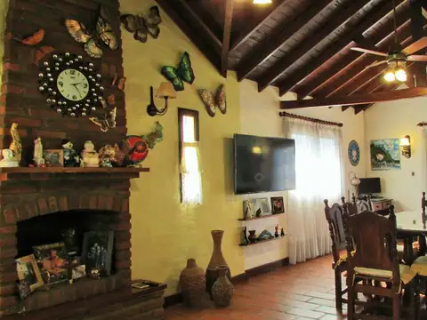 Casa 4 ambientes con 2 baños