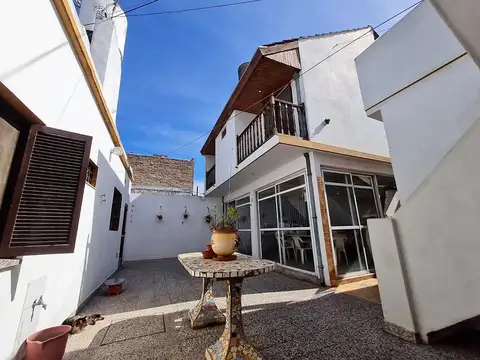 VIVIENDA P/2 FAMILIAS, C/PATIO Y ESPACIO GUARDACOCHE