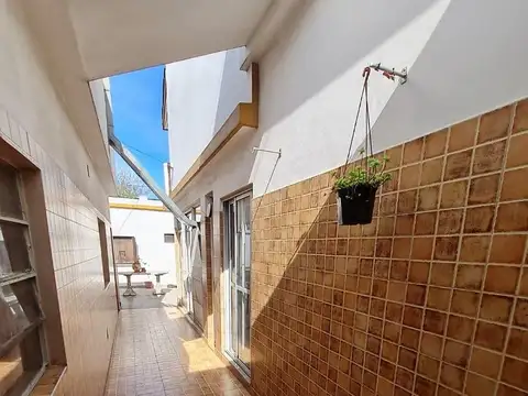VIVIENDA P/2 FAMILIAS, C/PATIO Y ESPACIO GUARDACOCHE