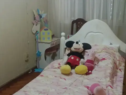 Zeballos 8 a metros del Parque Urquiza . Planta Baja luminosa con cochera. Patio.