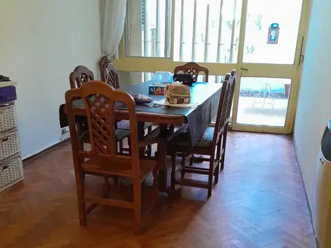 Zeballos 8 a metros del Parque Urquiza . Planta Baja luminosa con cochera. Patio.