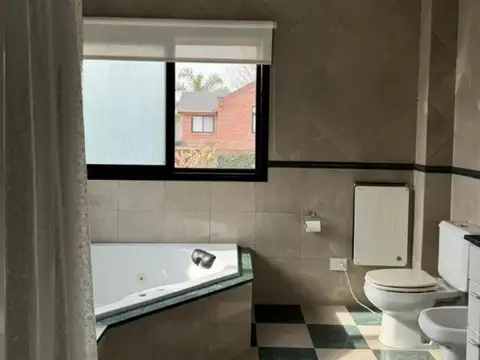 Casa 5 ambientes con 4 baños