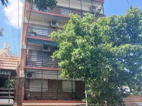 DEPARTAMENTO DE 2 AMBIENTES CON PATIO EN FLORES