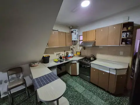 Casa 8 ambientes con 2 baños