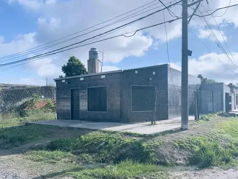 Se vende casa con local.