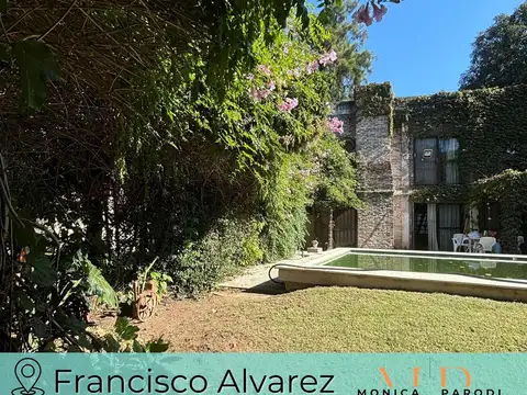 En venta casa con pileta en Francisco Álvarez