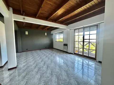 Departamento  tres ambientes con cochera en alquiler en San Isidro