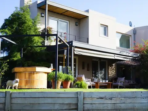 Hermosa casa a la laguna en canton