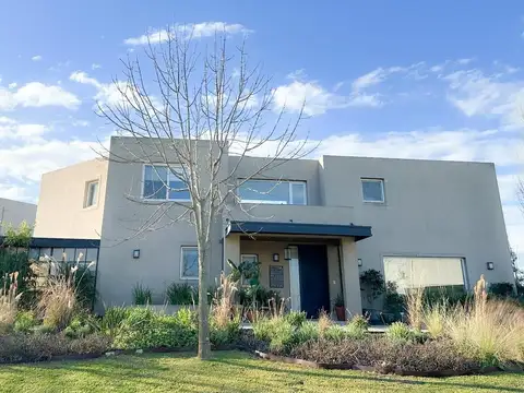 Casa en Venta con 2 cocheras