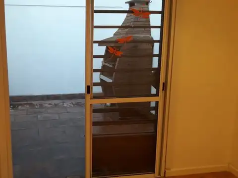 casa tipo ph al frente con cochera de 2 ambientes con patio con parrilla