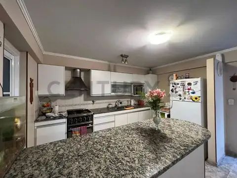 CASA EN VENTA EN LA PLATA CON 3 DORMITORIOS