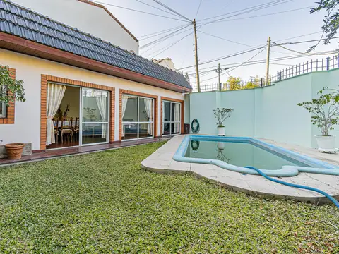 Casa de 7 ambientes con pileta, quincho y excelente distribución en lomas del mirador.