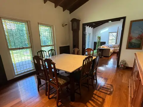 Espectacular casa de 4 dormitorios sobre lote propio de 1785 m2