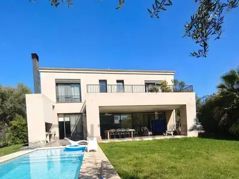 CASA DE CATEGORÍA 4 DORMITORIOS - LOS TEROS, GUAYMALLEN