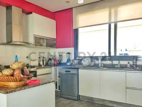 CASA DE CATEGORÍA 4 DORMITORIOS - LOS TEROS, GUAYMALLEN