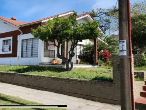 Casa sola en lote: Yrigoyen esq. Blanco Encalada. Mar de Ajó Centro
