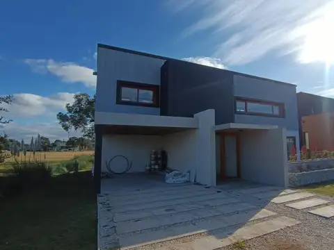 Casa en venta - 4 Dormitorios 4 Baños - Pinamar