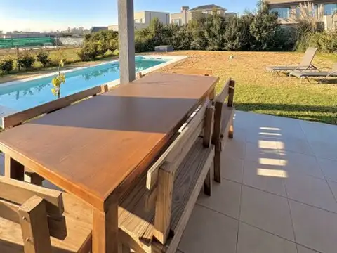 Casa en Venta con 2 cocheras