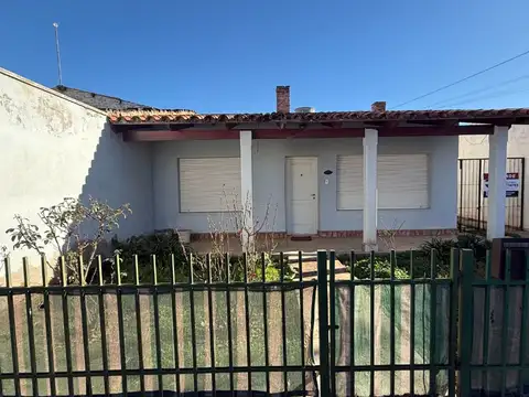 CASA EN VENTA DE 2 DORMITORIOS - CINCO SALTOS