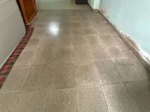 CASA EN VENTA DE 2 DORMITORIOS - CINCO SALTOS