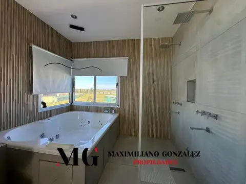 Casa en Alquiler con 1 cochera