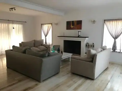 Casa 5 ambientes con 4 baños