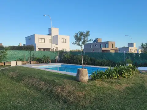 Casa 4 ambientes con 3 baños