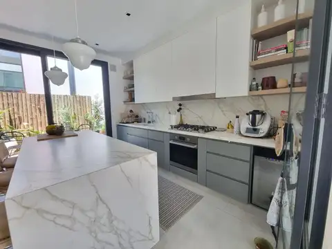 Casa en Alquiler con 2 cocheras