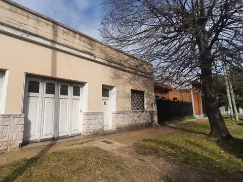 Casa en Venta en Ituzaingó a reciclar / Jardín