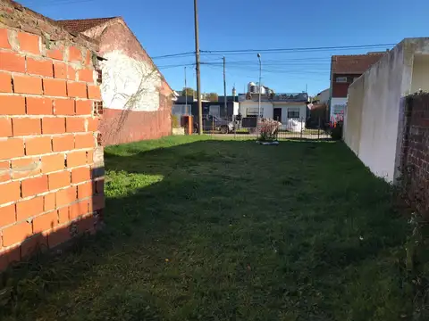 CHALET DE 2 AMBIENTES A RECLICAR SOBRE TERRENO DE 300 M2 EXCELENTE UBICACION  