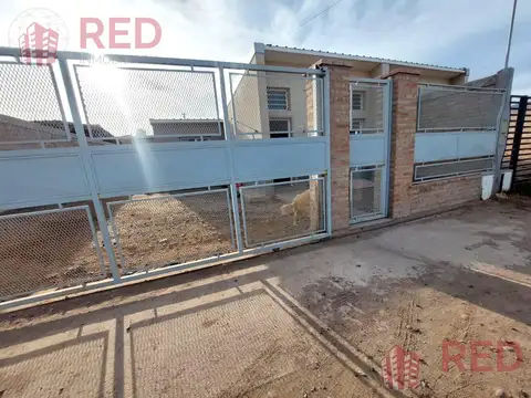 VENDO CASA EN CENTENARIO CON SALON FAMILIAR