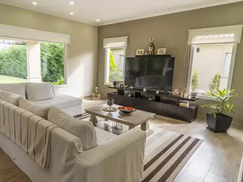 Casa en Venta con 6 cocheras