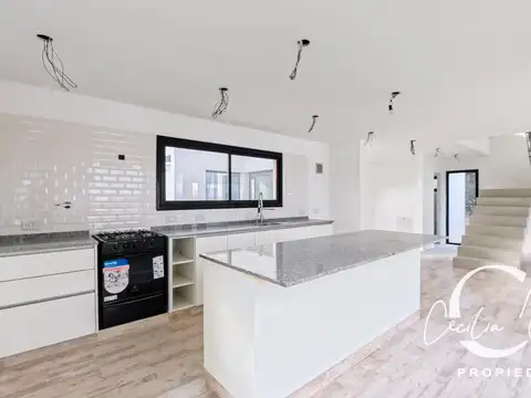 Casa en Venta con 3 cocheras