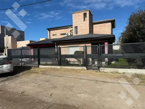 Venta Casa 4 Dormitorios con Pileta - Urbanizacion Bosch, Neuquen