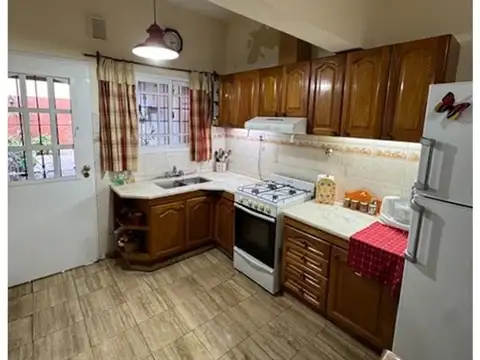 Casa 4 ambientes con 2 baños