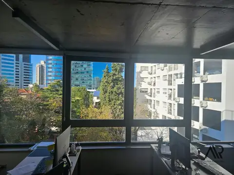 Oficina en venta en Pocitos Nuevo CON RENTA y garaje