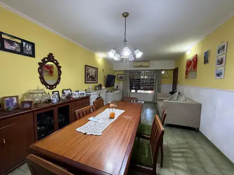 EN VENTA - CASA 3 DORMITORIOS CON PATIO Y COCHERA - BARRIO BELLA VISTA