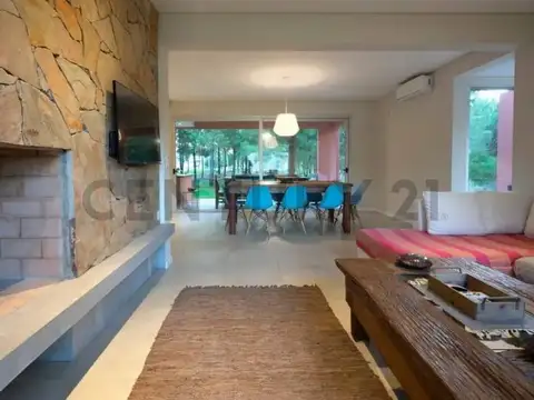 Casa 5 ambientes con 3 baños