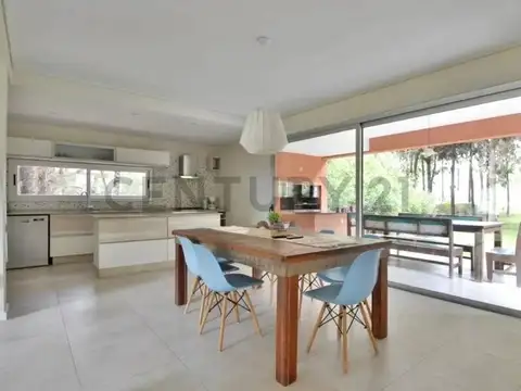 Casa en Venta con 2 cocheras