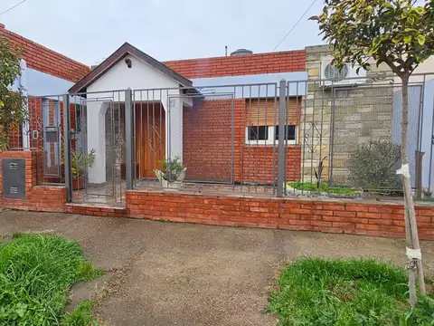 Casa en venta c/ cochera en Punta Alta