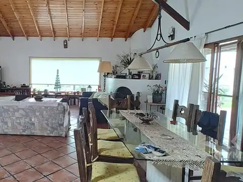 Casa 6 ambientes con 3 baños